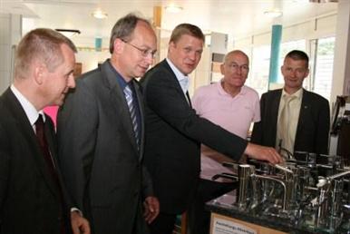 Ulf Thiele (Mitte) informiert sich über das Angebot der Bahrenburg Haustechnik GmbH in Ottersberg